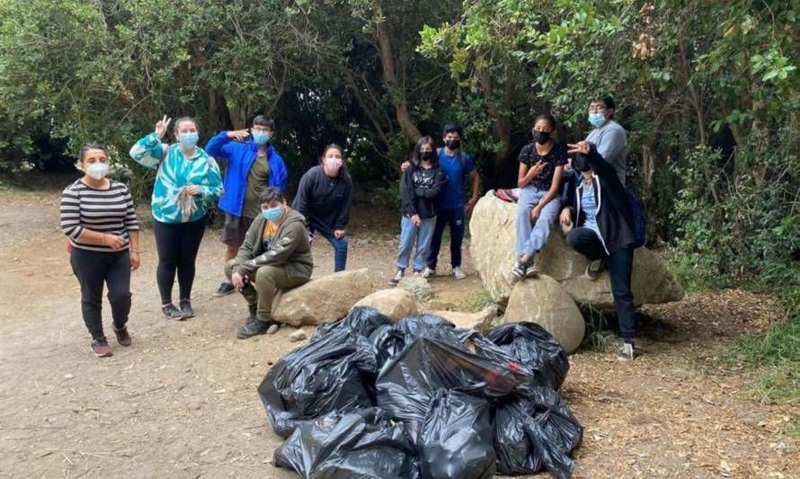 Limpiando playas: jóvenes de Futrono aprenden a cuidar el medioambiente