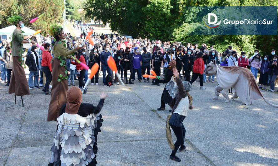 Nuevos estudiantes de la UACh Valdivia fueron recibidos con acto artístico musical