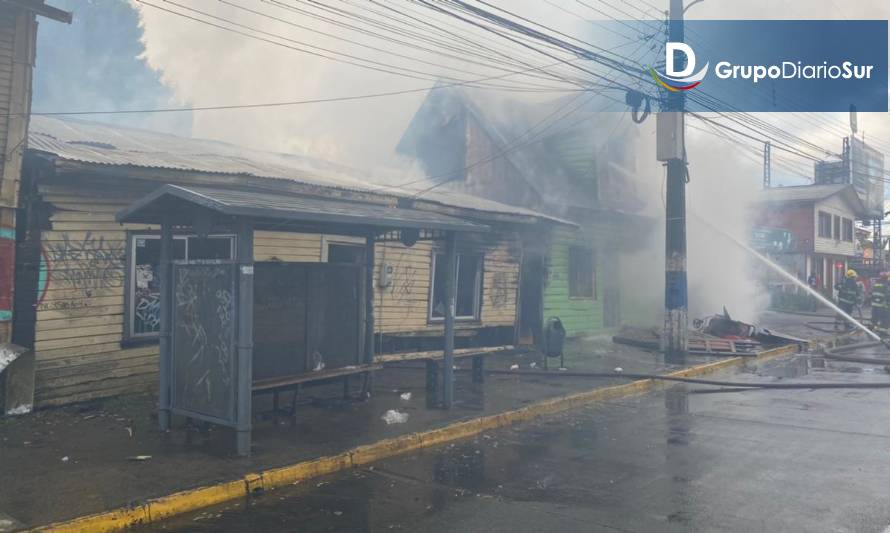 Valdivia: Bombero lesionado en incendio en calle Pedro Montt