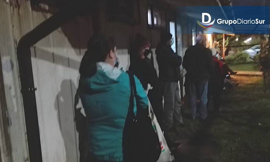 Vecinos hacen fila desde las seis de la mañana para conseguir atención médica en Valdivia
