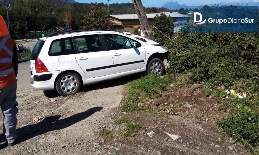 Choque de auto en poste genera corte de suministro eléctrico en sector de Futrono