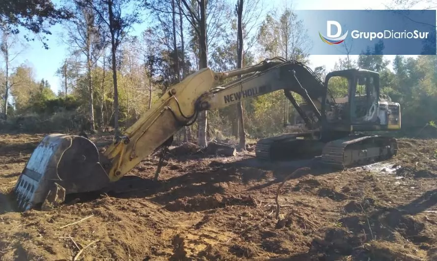 Investigan excavadora quemada en Puerto Nuevo, comuna de La Unión