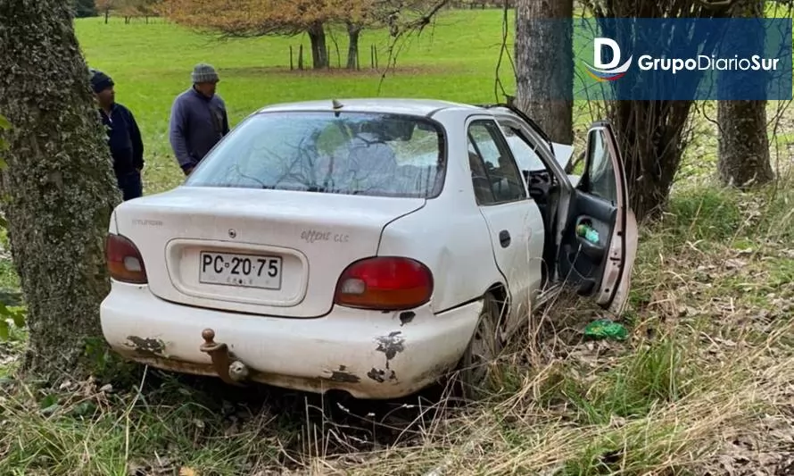 Una persona lesionada: vehículo impactó contra un árbol en Los Lagos