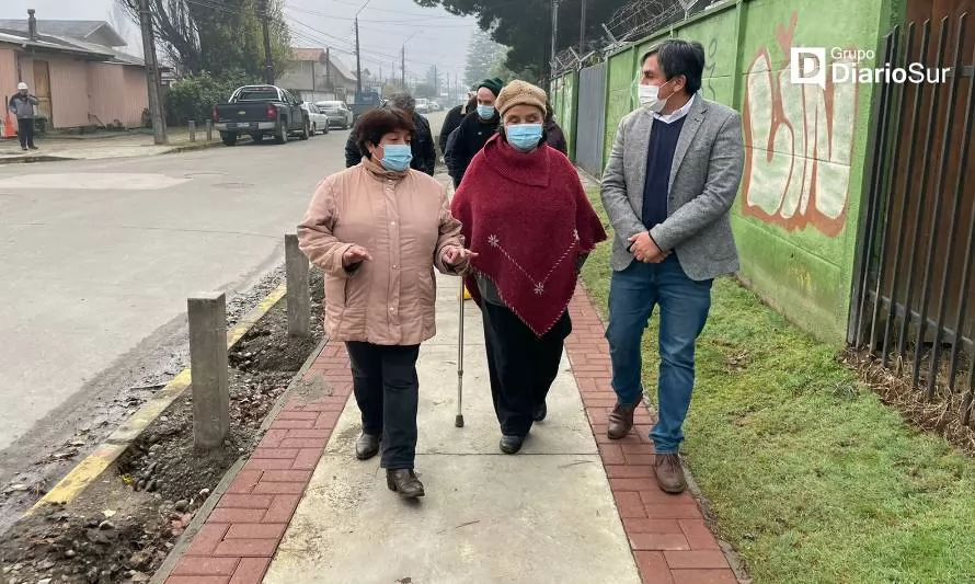 Vecinos inspeccionaron avance de obra peatonal en Barrios Bajos de Valdivia