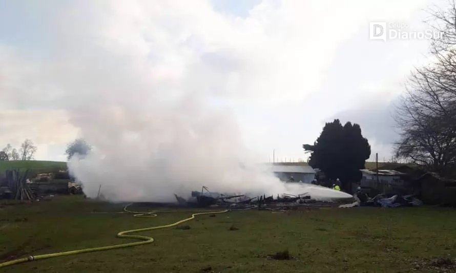 Pérdidas totales en incendio de vivienda en sector rural de Paillaco