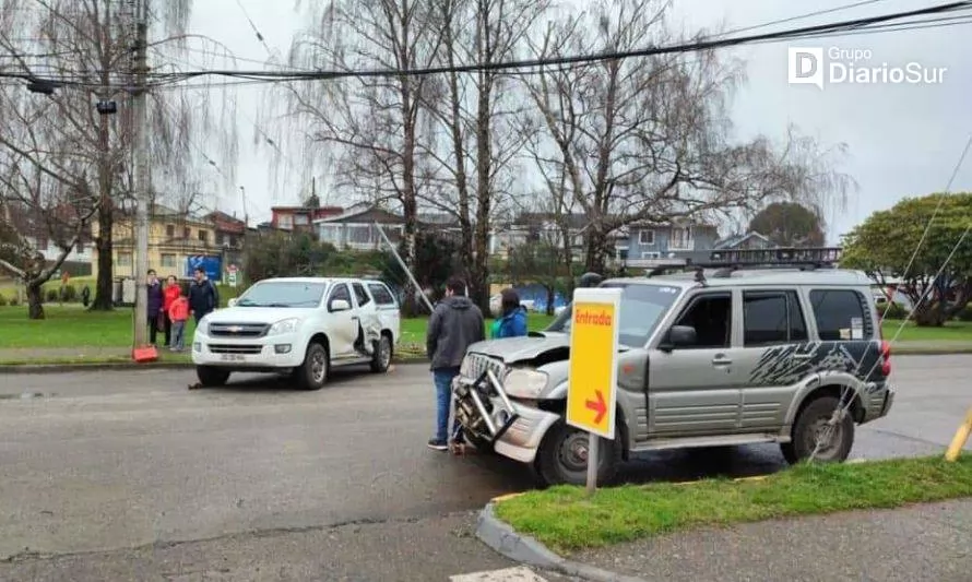 Dos vehículos colisionaron en el centro de Valdivia
