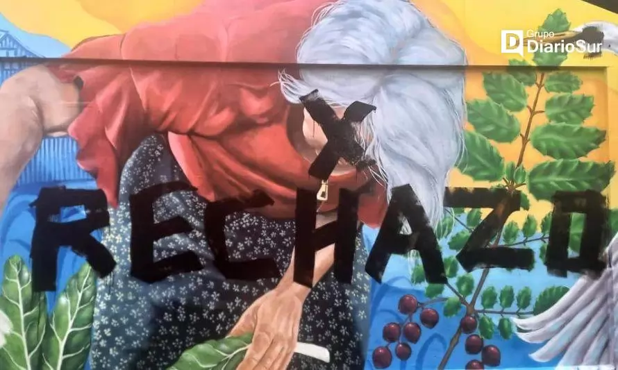 Murales del paseo Camilo Henríquez  fueron rayados con mensajes alusivos al Rechazo