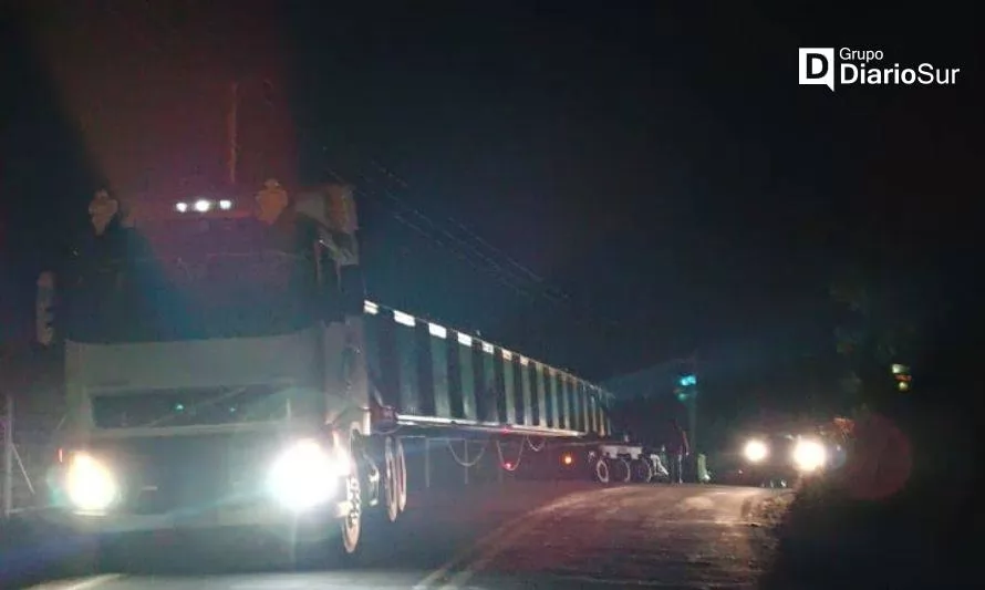 Camión con carga sobredimensionada mantuvo cortado el tránsito en la ruta Valdivia-Corral
