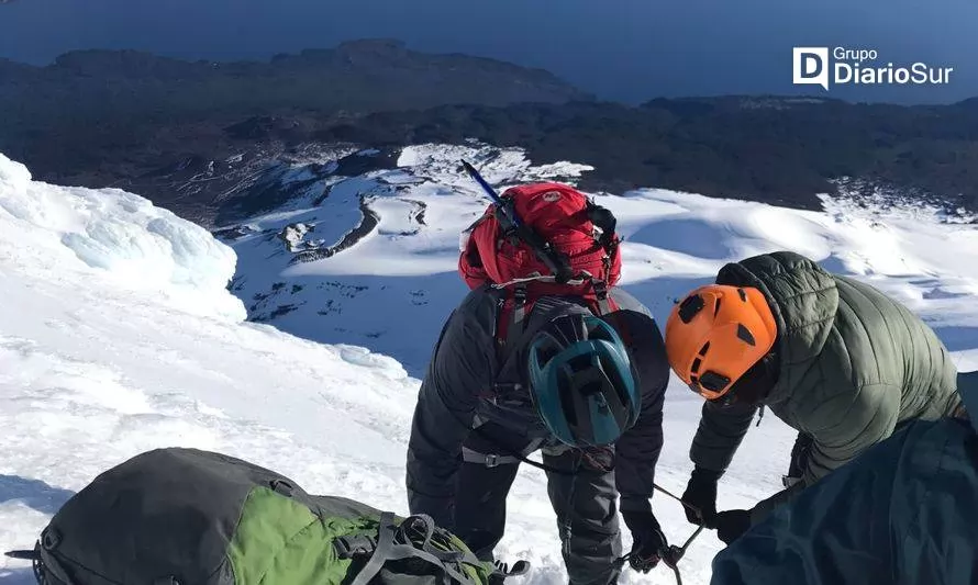 Montañistas rescataron a dos personas desde el volcán Osorno