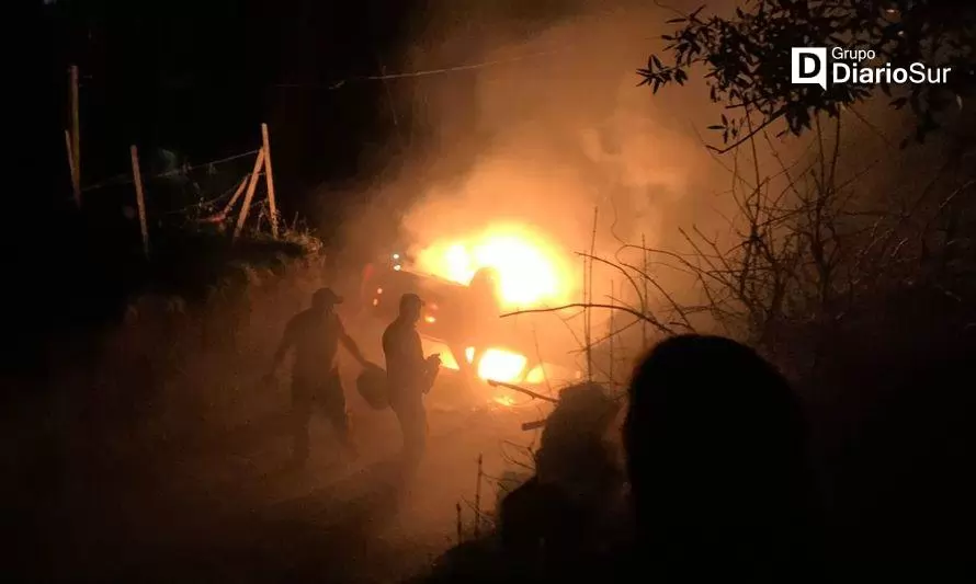 Auto arde en sector Lomas de Angachilla