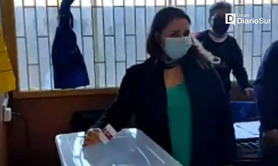 Alcaldesa votó en Colegio Los Conquistadores de Valdivia
