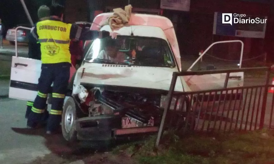 Choque de automóvil contra camión deja un lesionado en Los Lagos