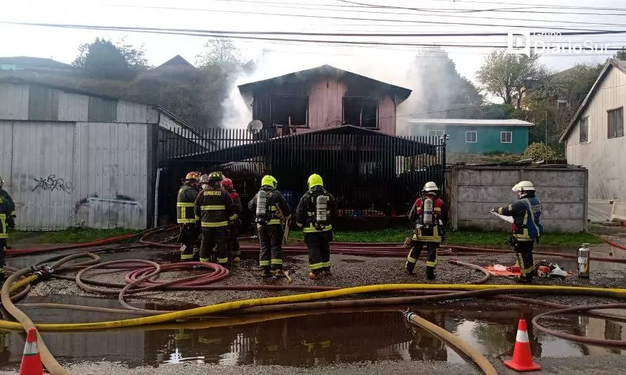 Incendio afecta a vivienda de dos pisos en el sector Collico de Valdivia