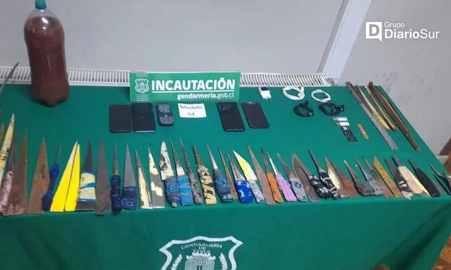 Gendarmería Los Ríos incautó armas blancas y celulares 