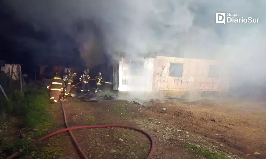 Incendió consumió inmueble en sector Santa Gema de Río Bueno