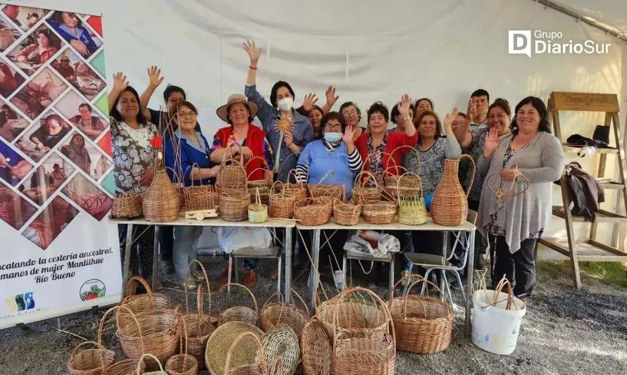 Río Bueno: vecinas del sector de Mantilhue realizaron curso de cestería 