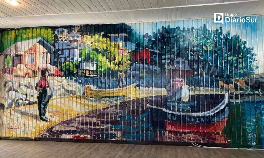 Artista plasmó paisajes de Mariquina en murales de escuela rural