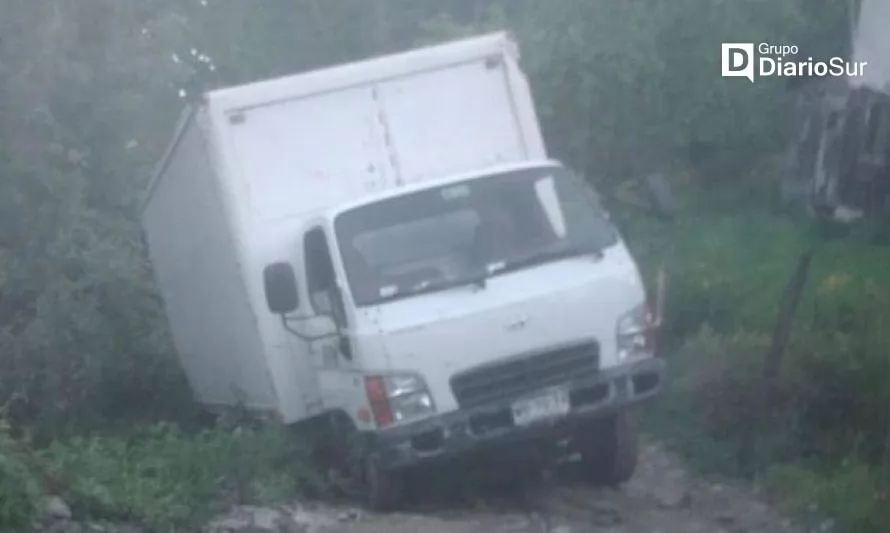 Camión en peligro de caída en cerro de Corral