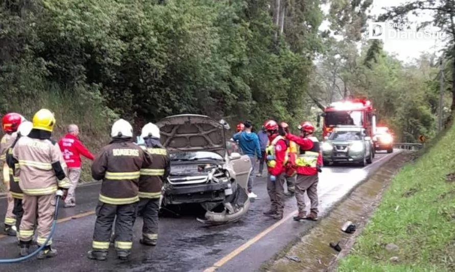 Accidente vehicular en la ruta Nontuelá-Futrono dejó dos lesionados