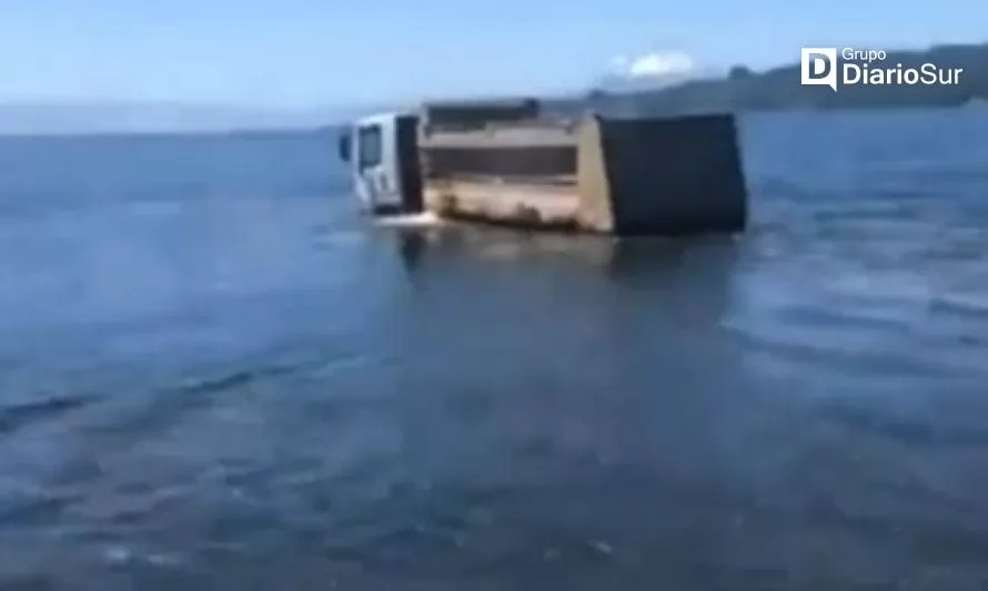 [VIDEO] Captan el momento en que un camión cayó al lago Llanquihue