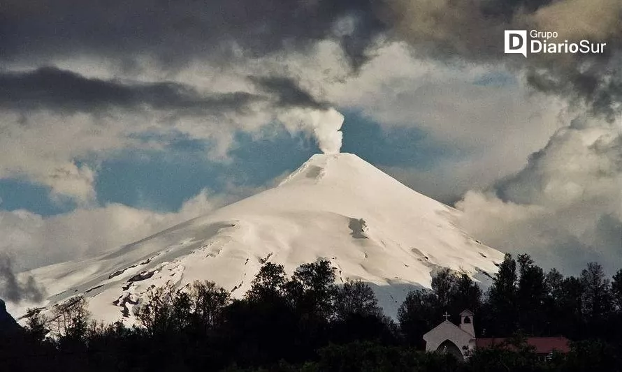 Ante la inestabilidad del volcán Villarrica: entregan recomendaciones en Coñaripe y Pucura