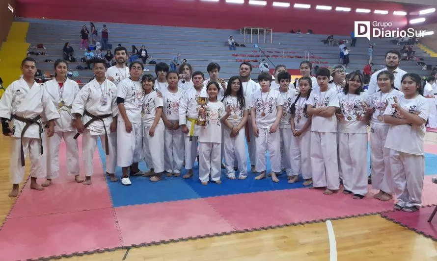 Club de Futrono obtuvo copa al mejor medallero en torneo de karate de Villarrica