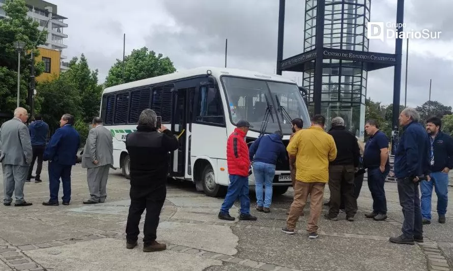 Gremio de microbuseros del sur de Chile recorren calles de Valdivia en bus eléctrico