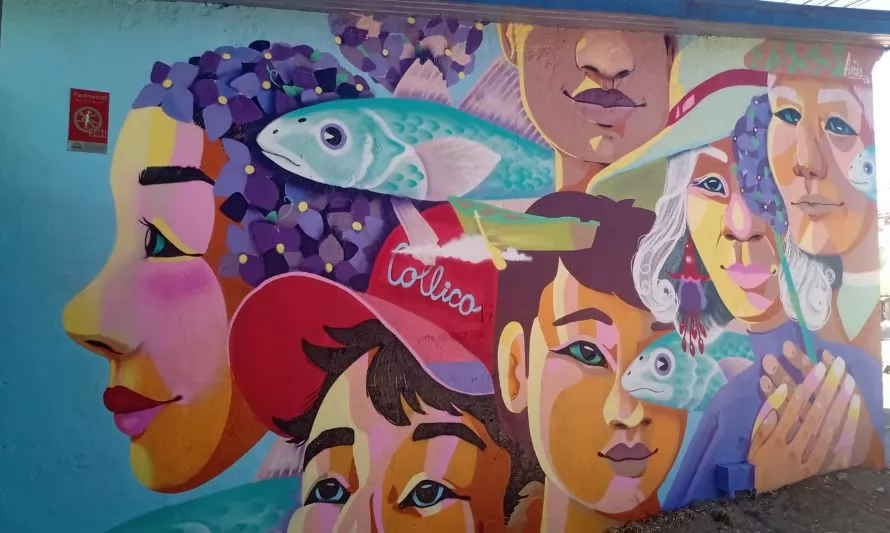 Artistas realizan mural en playa Collico de Valdivia