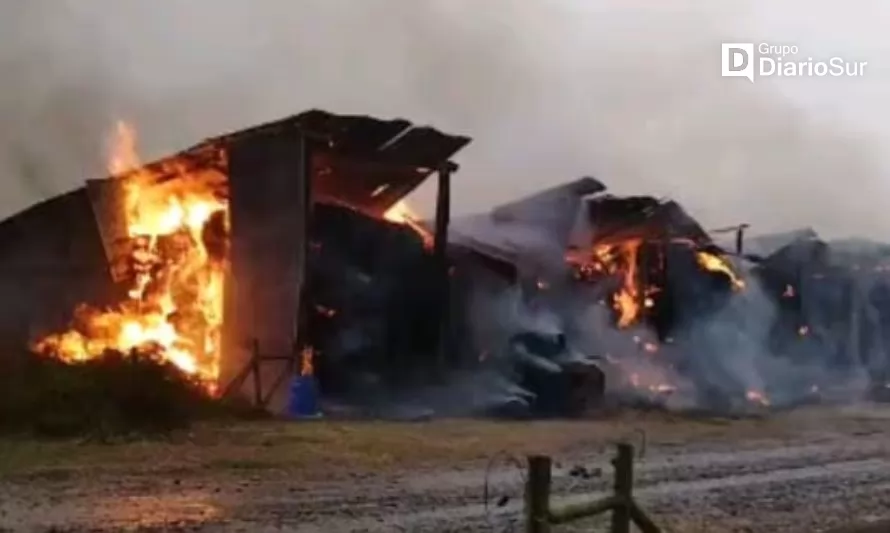 Bomberos de Paillaco y Futrono concurren a incendio en galpón con fardos