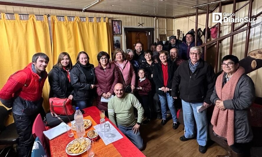 El alcalde Reinoso y los vecinos en la reunión de coordinación. Crédito: Cedida.