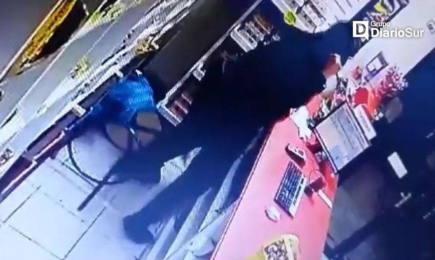 Captura del momento exacto en que la vendedora es intimidada. Créditos: Redes sociales.