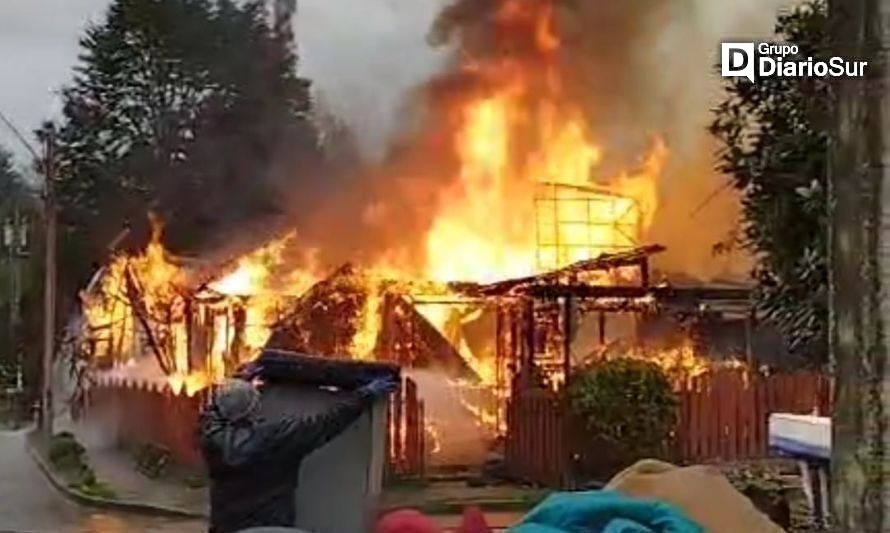 Dos viviendas y un taller fueron consumidos por incendio en Panguipulli