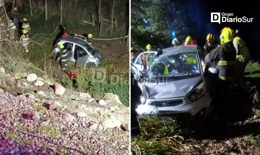 Tres lesionados al desbarrancar un vehículo en sector rural de Río Bueno