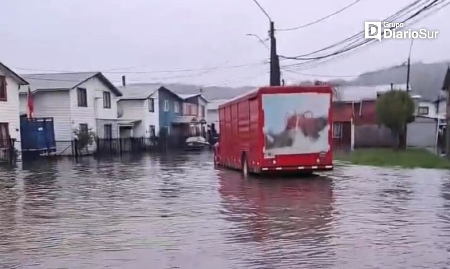Calles anegadas en Valdivia. Crédito foto: @carlidamphir