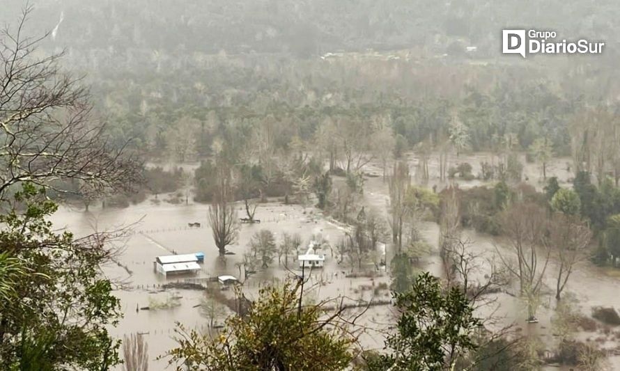 Desborde de río deja aisladas a familias en zona rural de Panguipulli 