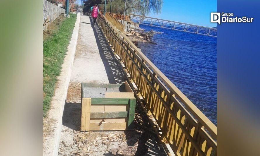 Insólito: instalan bloque de cemento en pleno acceso peatonal a playa en Llifén