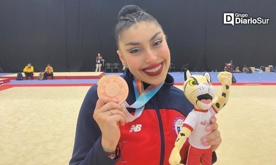 Región de Los Ríos otorga medalla a promisoria gimnasta de 17 años