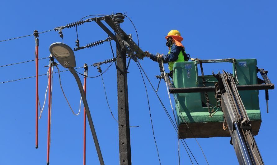 Saesa realizará obras para fortalecer la red eléctrica en distintos sectores de Futrono y Panguipulli