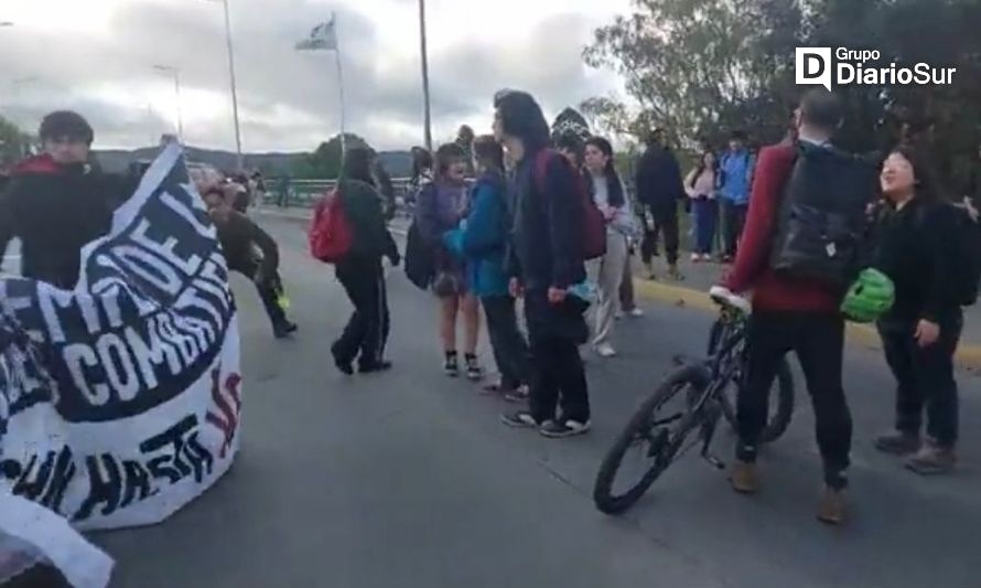 Manifestantes se toman Puente Pedro de Valdivia