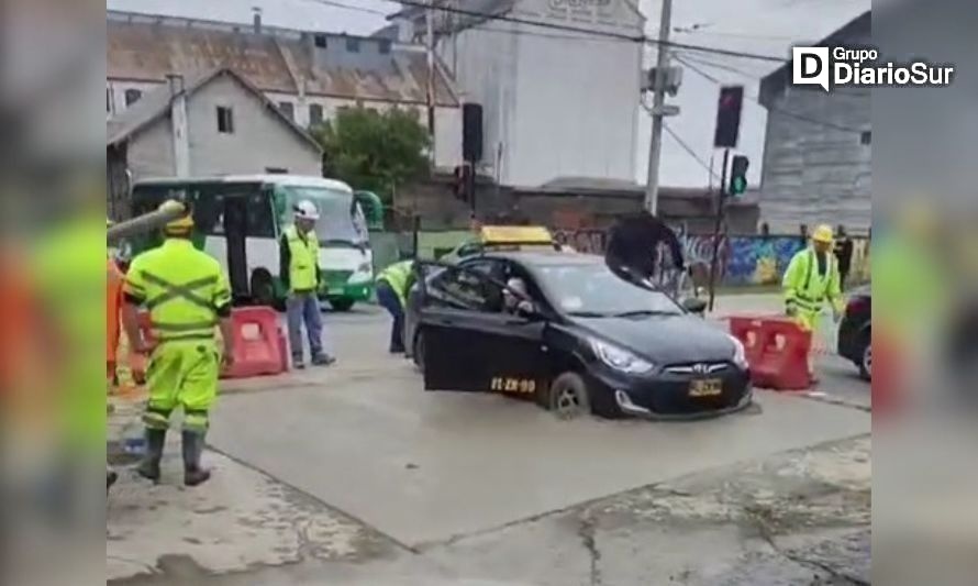 Iba apurado: colectivo queda atrapado en cemento fresco en Osorno