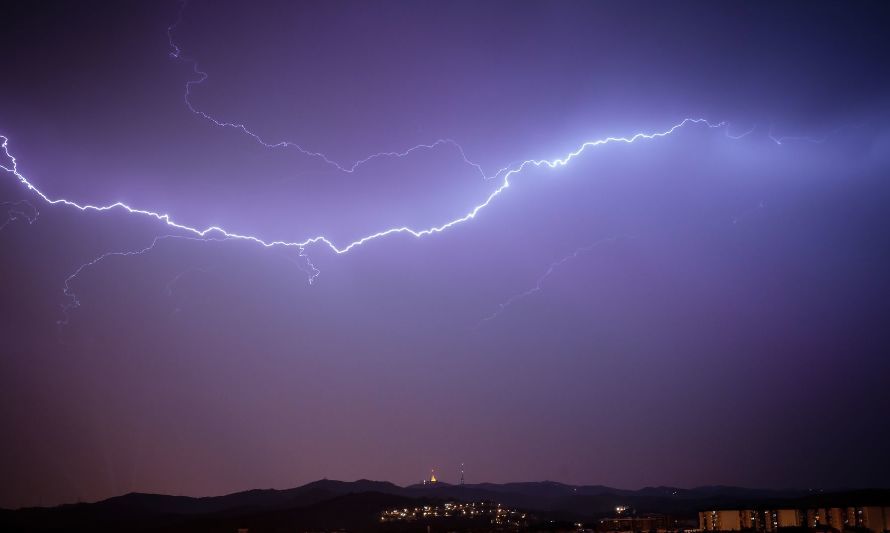 Anuncian tormentas eléctricas en comunas cordilleranas de la región