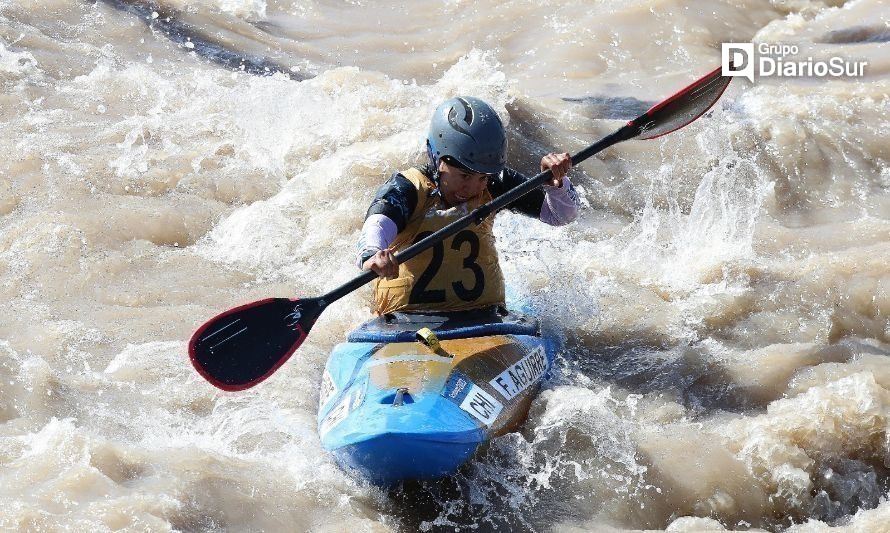 Canotistas de Los Ríos iniciaron competencia en slalom de Santiago 2023