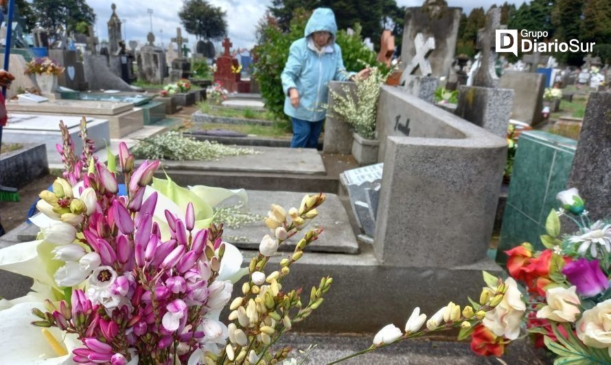 Miles de personas llegan a los cementerios de la Región de Los Ríos este Día de Todos Los Santos
