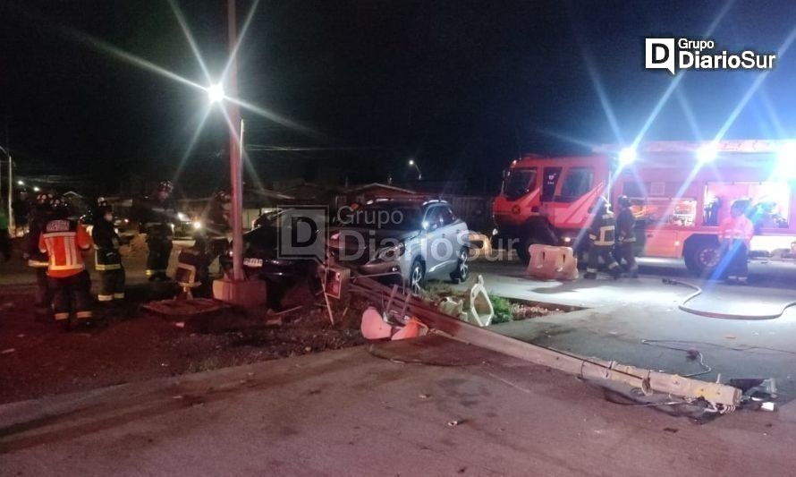 Dos vehículos colisionaron y derribaron poste en Valdivia