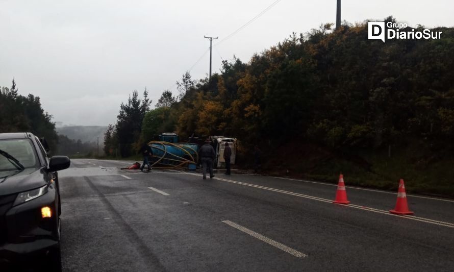 Reportan camión volcado en ruta Valdivia-Paillaco