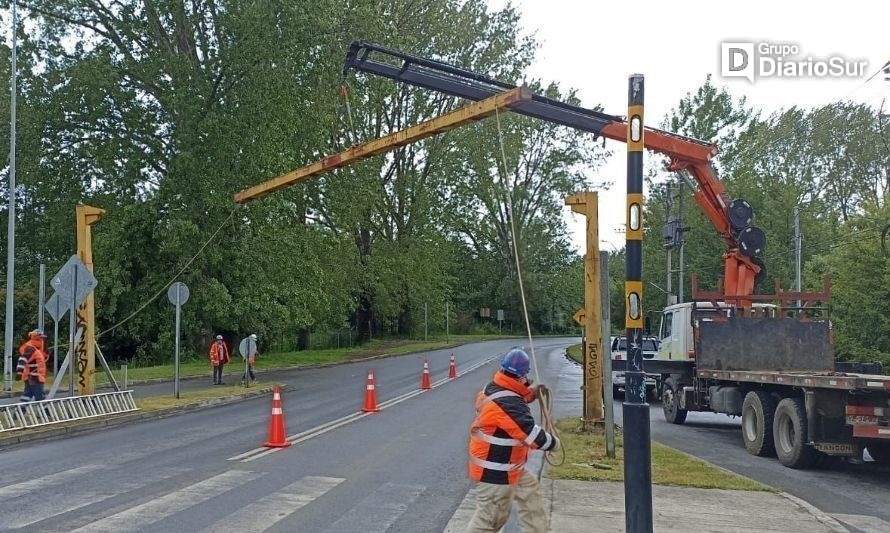 MOP retira pórticos restrictivos de altura en puente Cau Cau de Valdivia