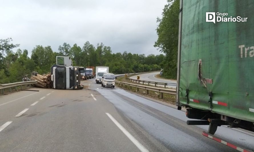 Camión volcó en la Ruta 5 cerca de Máfil