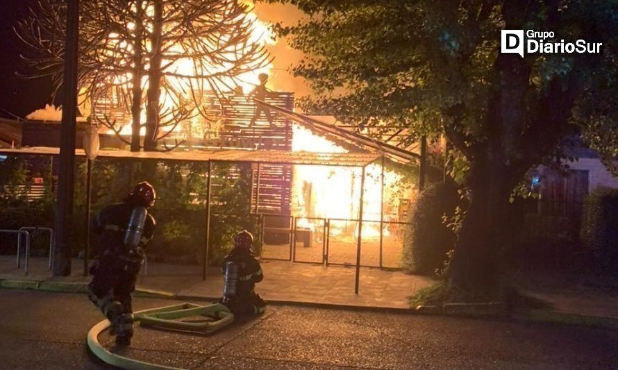 Incendio consumió El Growler, uno de los bares más conocidos de Valdivia