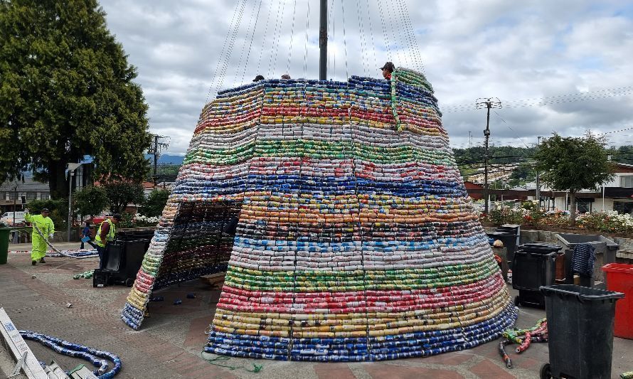 Panguipulli vuelve a sorprender y construye árbol navideño con 40 mil latas recicladas
