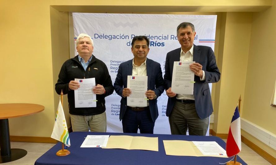 Buena noticia: Suralis y Aguas Décima firman convenio para reducir deudas de agua de familias